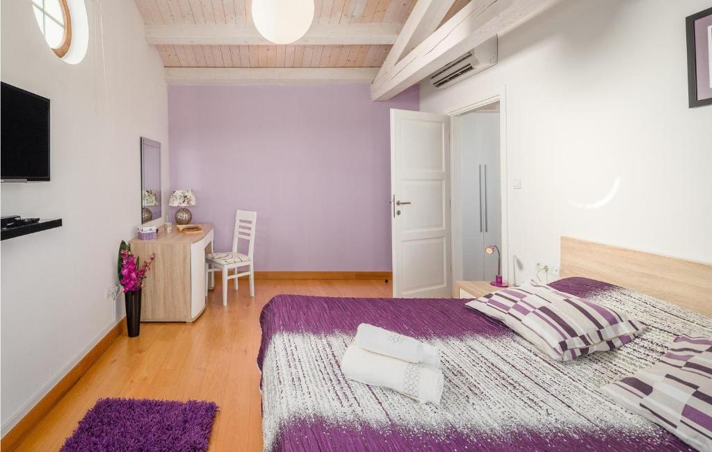 Łóżko lub łóżka w pokoju w obiekcie Pet Friendly Home In Barban With Sauna