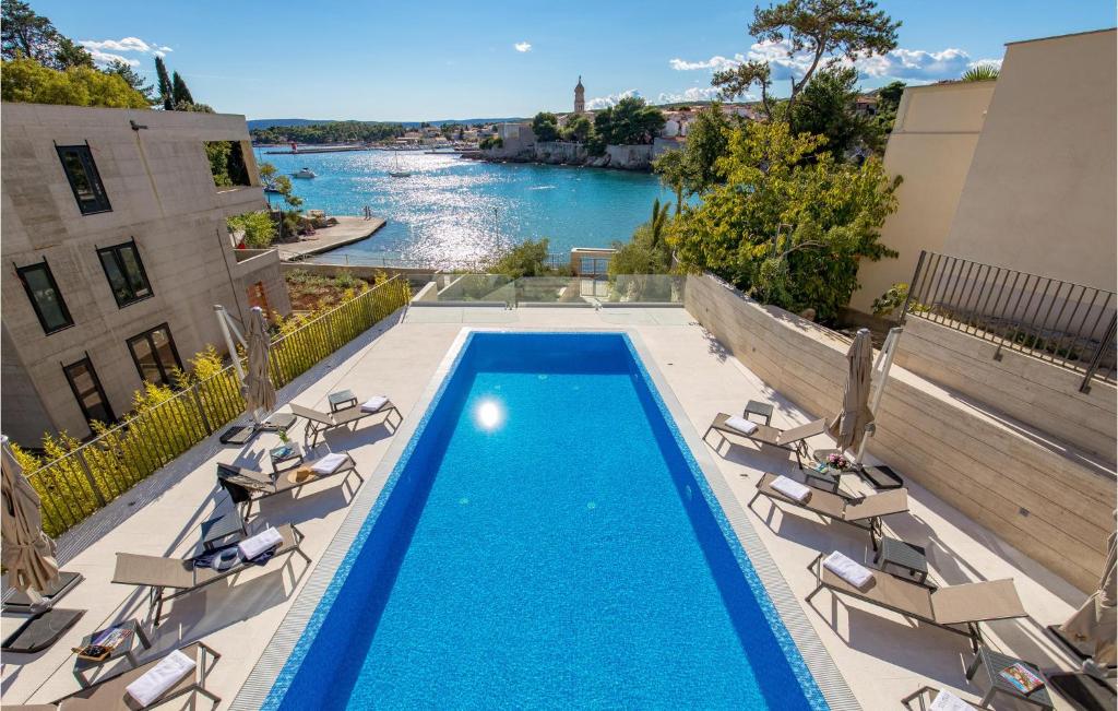 Bazén v ubytovaní 3 Bedroom Stunning Apartment In Krk alebo v jeho blízkosti