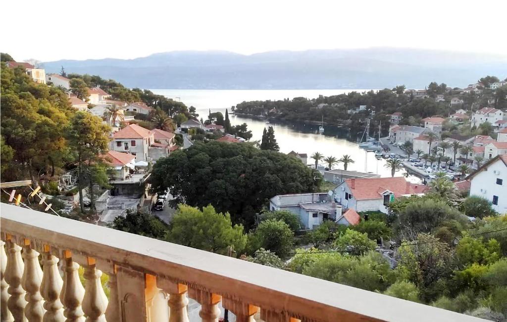 d'un balcon offrant une vue sur la ville et la rivière. dans l'établissement Amazing Apartment In Supetar-Splitska, à Splitska