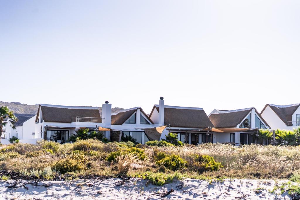 a row of houses on the beach at Sunrise Beach House in St Helena Bay