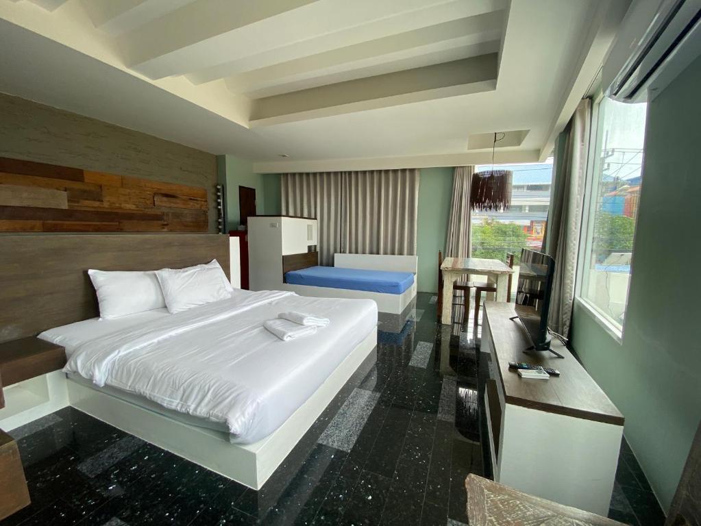Postel nebo postele na pokoji v ubytování O-Bay Design Hotel Prachuap