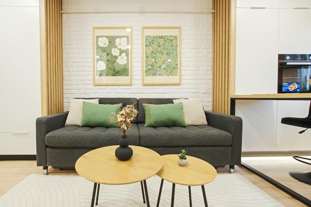 una sala de estar con un sofá y una mesa en Designers Apartment - chic choice for the stay, en Iaşi