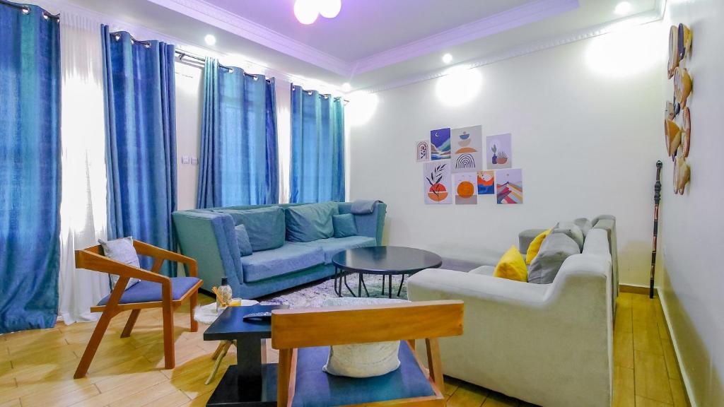 キガリにあるManna Stays, Kagaramaのソファとテーブルのあるリビングルーム