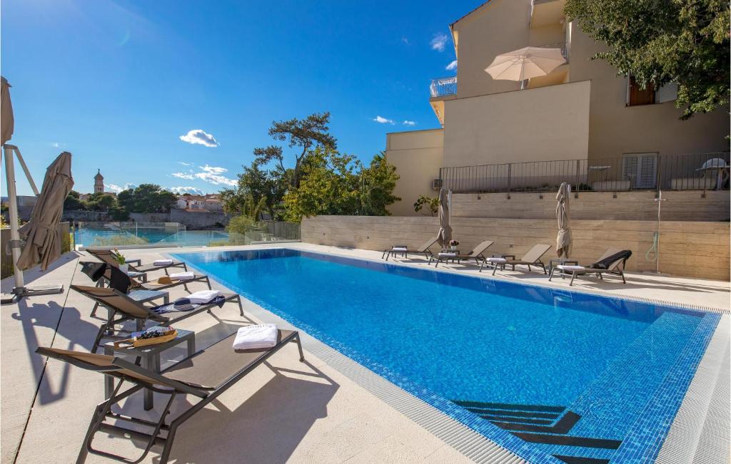 Bazén v ubytovaní 3 Bedroom Stunning Apartment In Krk alebo v jeho blízkosti