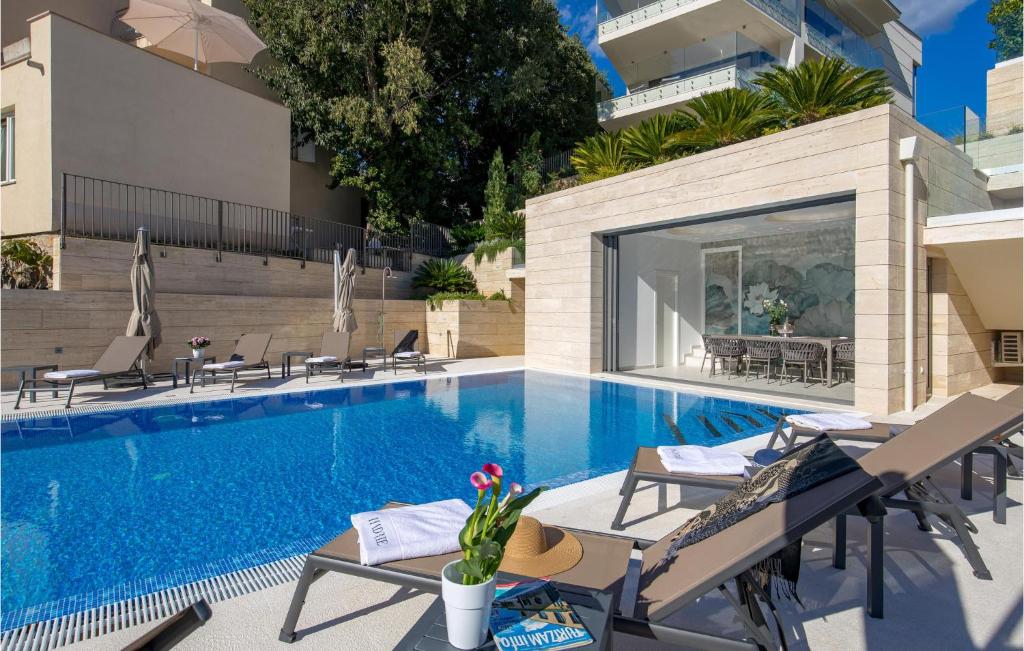 Bazén v ubytovaní 3 Bedroom Stunning Apartment In Krk alebo v jeho blízkosti