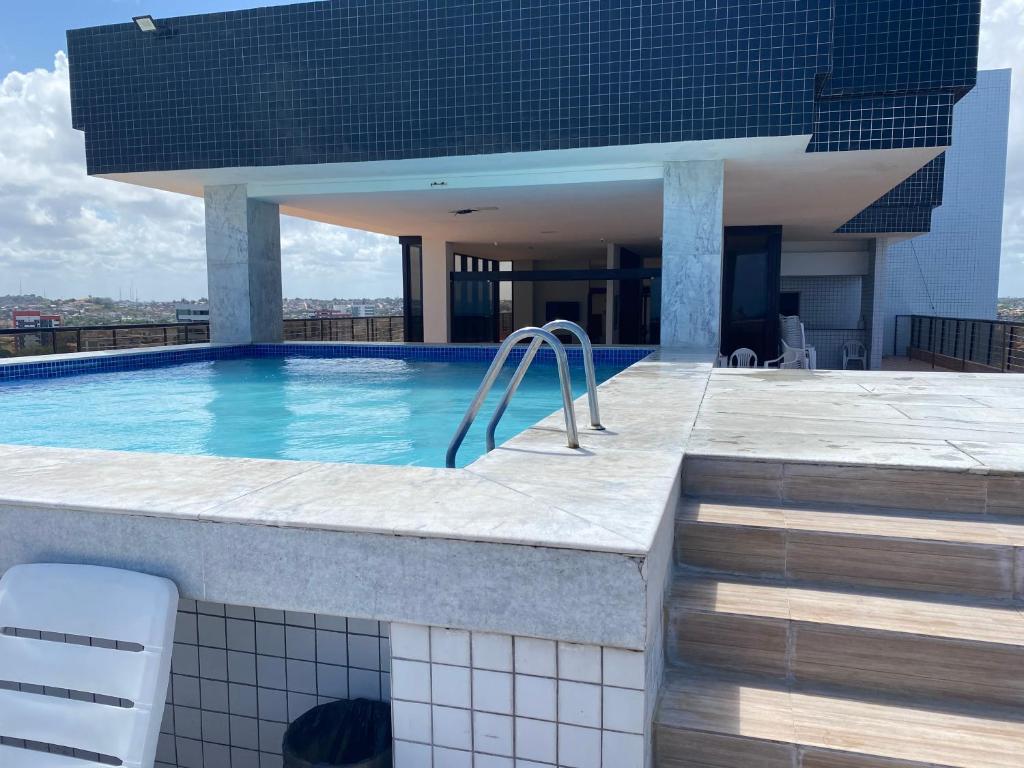 una piscina in cima a un edificio di Flat beira mar, Olinda 4 Rodas 305 a Olinda