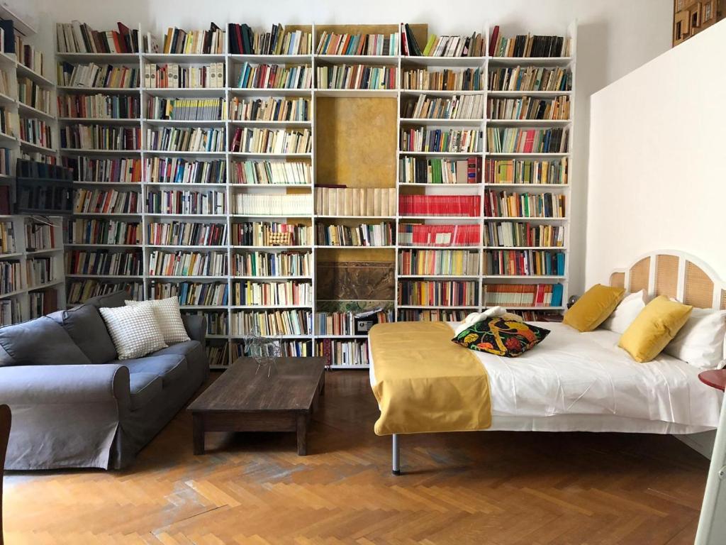 un soggiorno con una grande biblioteca con libri di Passepartout a Napoli