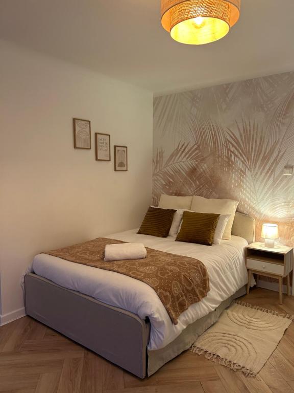 une chambre avec un grand lit et une lampe dans l'établissement Cosy Studio Centre Strasbourg, à Strasbourg