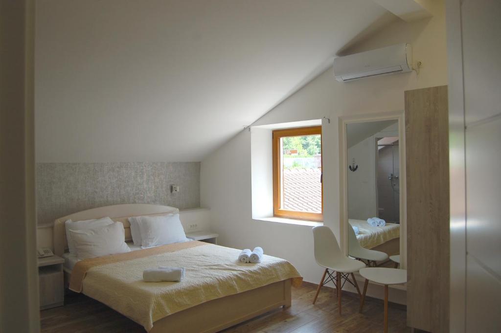 Vuode tai vuoteita majoituspaikassa Hotel Sara