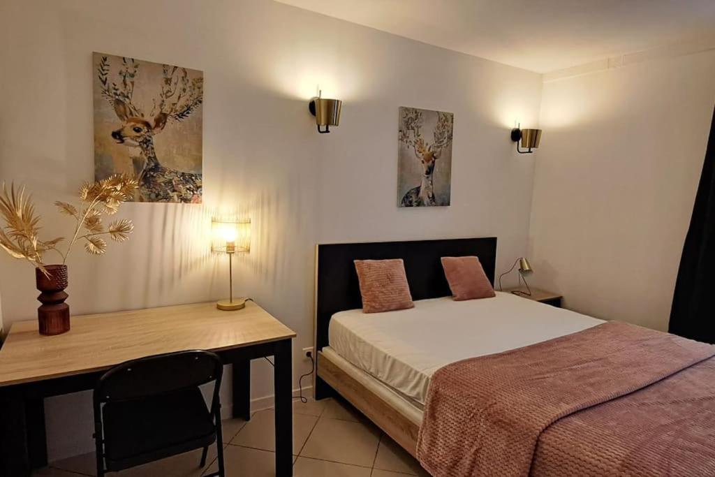 une petite chambre avec un lit et un bureau dans l'établissement Superbe appartement Intra-Muros, à Avignon