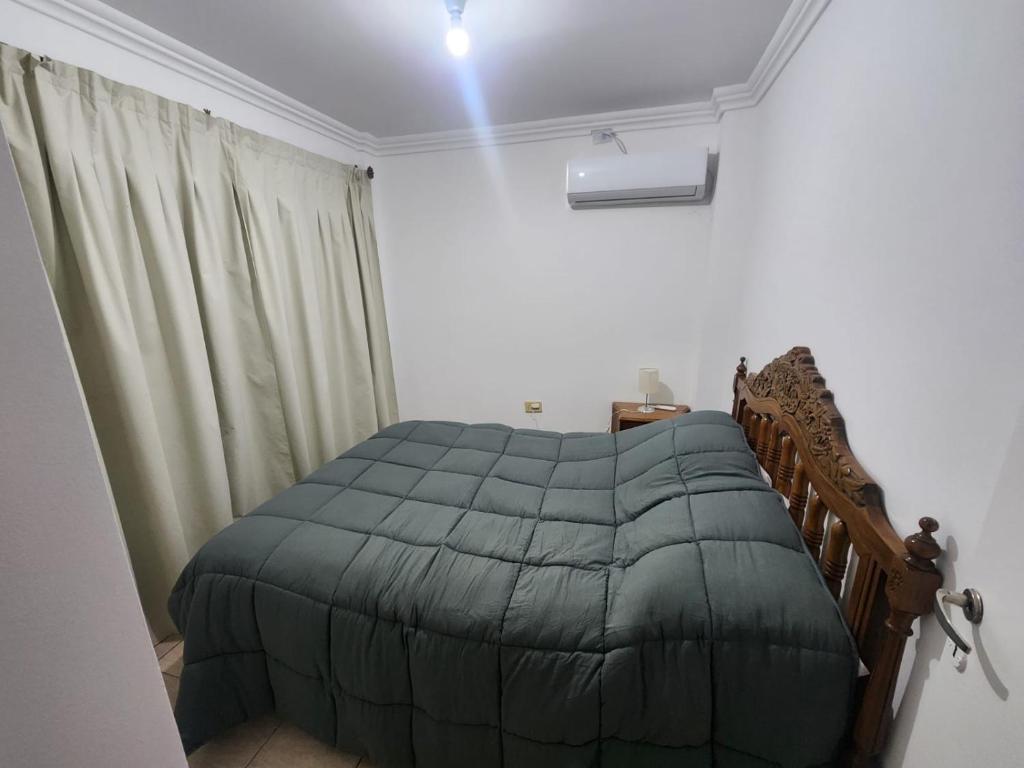 une chambre avec un lit avec une couette bleue dans l'établissement Depto av cordoba 2, à Barrio Rivadavia