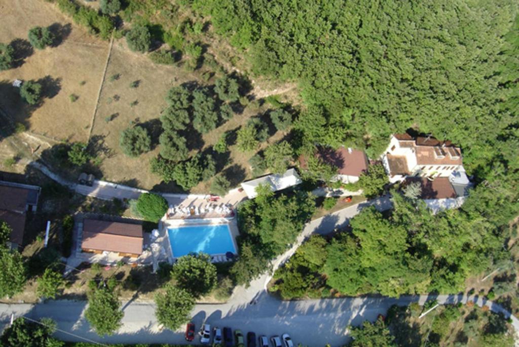 ノチェーラ・ウンブラにあるAgriturismo Le Francescheのスイミングプール付きの家屋の空中ビュー
