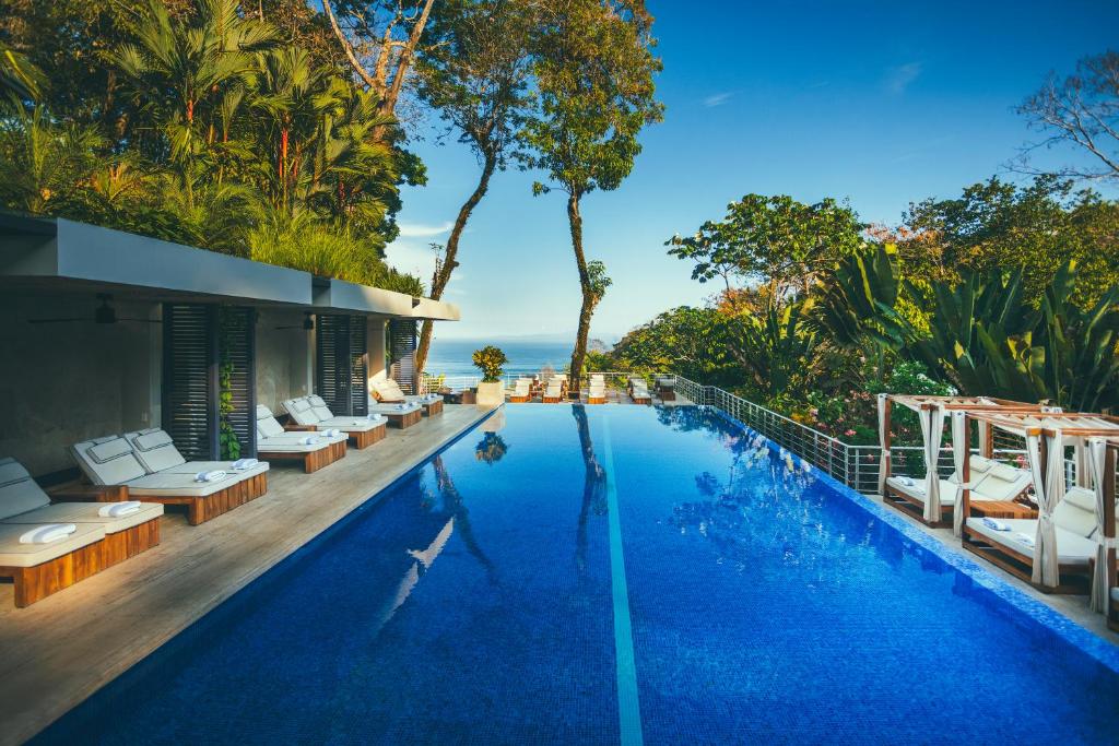 Bazén v ubytování Los Altos Resort nebo v jeho okolí