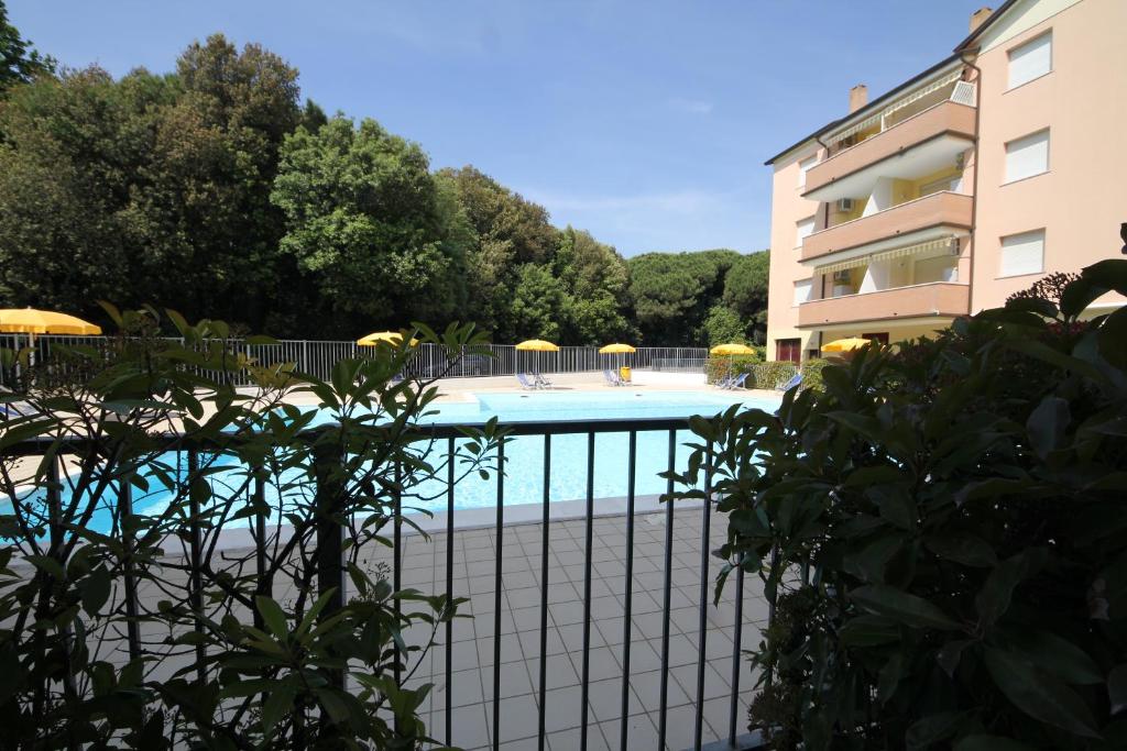 Bazén v ubytování Comfy 3 room flat in Rosolina with shared pool nebo v jeho okolí