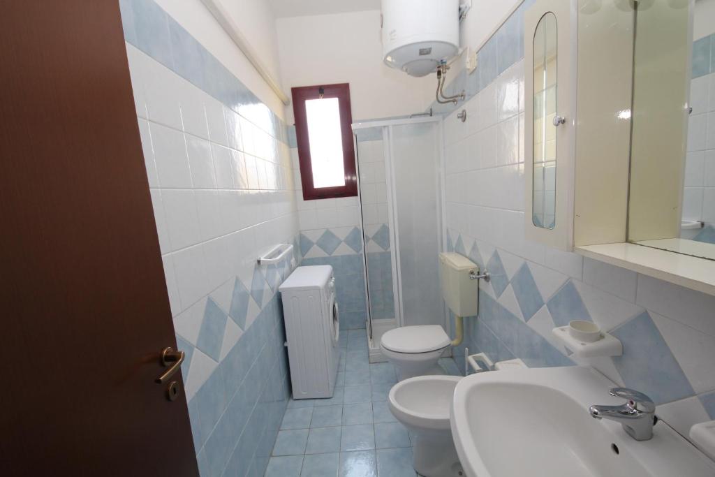 Koupelna v ubytování Comfy 3 room flat in Rosolina with shared pool