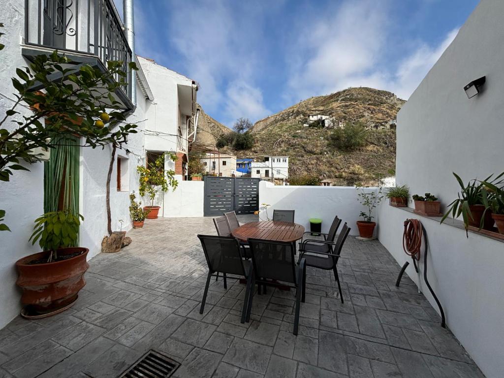 モナチルにあるLa casa de Miguel Chinicasの山の景色を望むパティオ(テーブル、椅子付)
