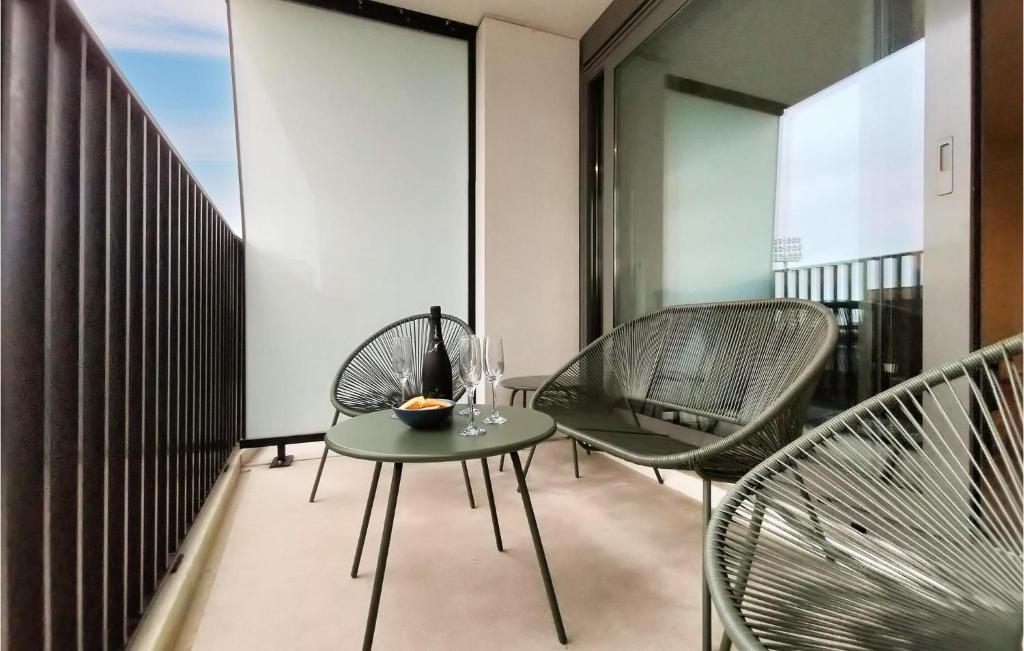 オーステンデにある2 Bedroom Cozy Apartment In Oostendeのバルコニー(椅子2脚、テーブル付)