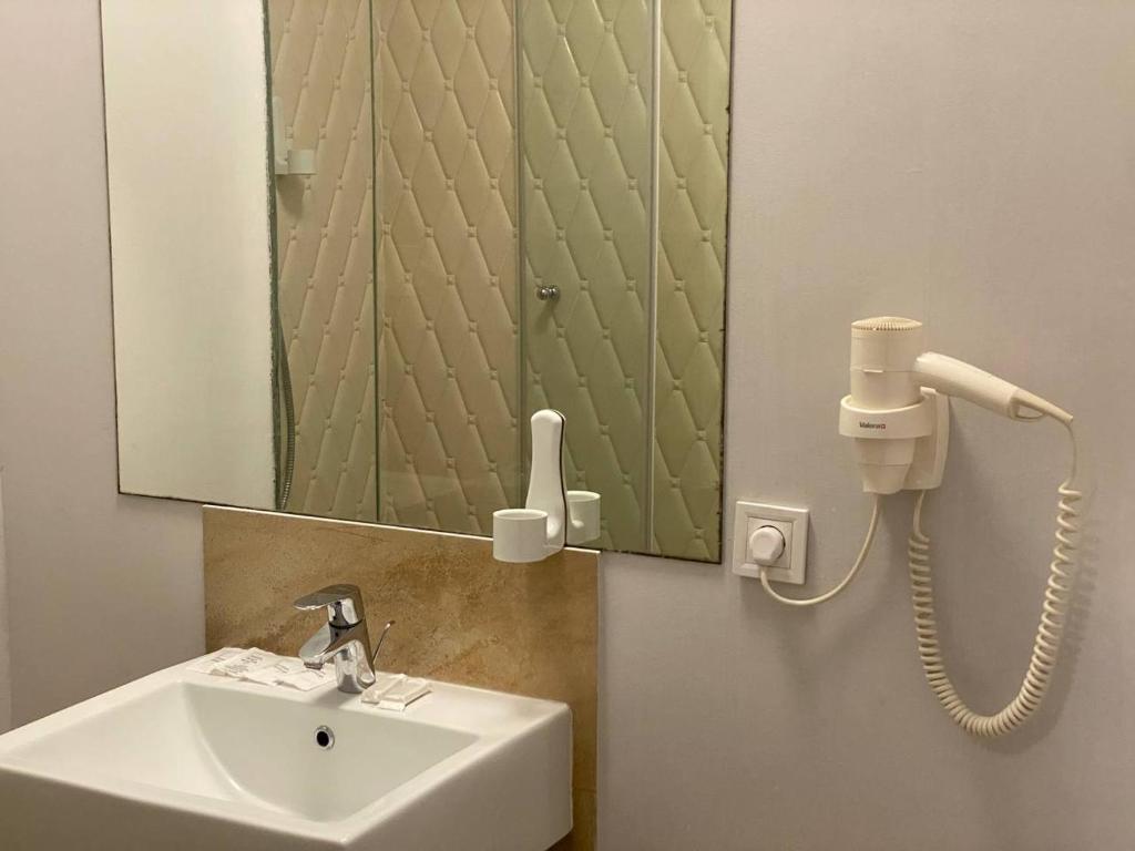 Koupelna v ubytování De Paris Hotel