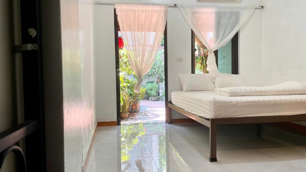 Un dormitorio con una cama y una ventana con cortinas. en Lee Homestay, en Hanói
