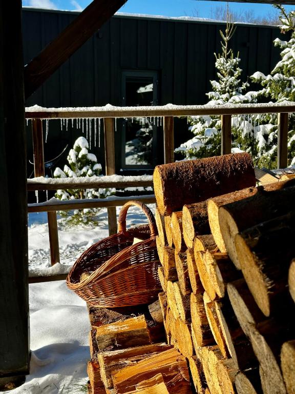Fotografie z fotogalerie ubytování Black Deer - z Sauną na Tarasie, Jacuzzi i Widokiem na Góry - by Deer Hills Luxury Apartments v destinaci Kocoń