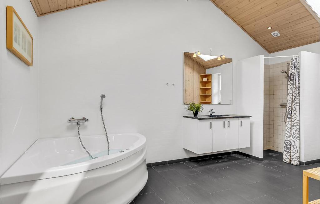 Koupelna v ubytování Holiday Home Kuskevej Jerup Ix