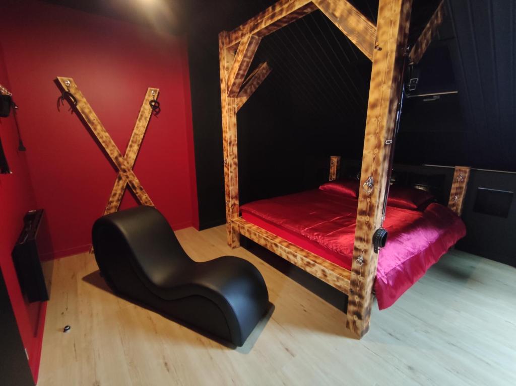 a mirror and a chair in a room at La Love room in Arbois