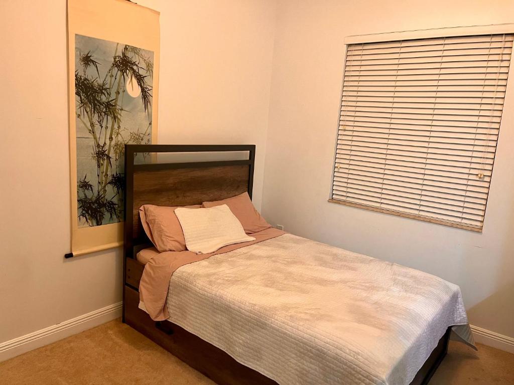 Ένα ή περισσότερα κρεβάτια σε δωμάτιο στο Fort Lauderdale Oasis private rooms in shared house
