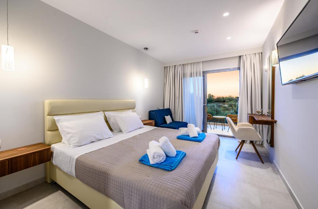 Кровать или кровати в номере Alonaki Resort