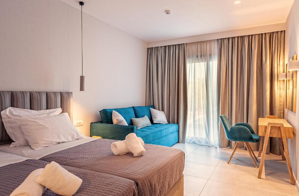 Кровать или кровати в номере Alonaki Resort