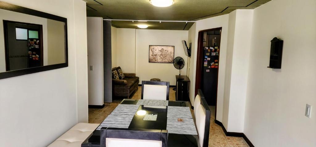a living room with a table and a couch at Acogedor Apto Al Lado Del Parque Del Ingenio in Cali