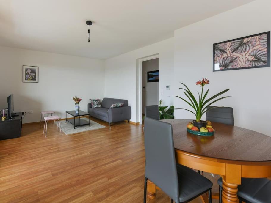 un salon avec une table et un canapé dans l'établissement Large app paris, à Saint-Denis