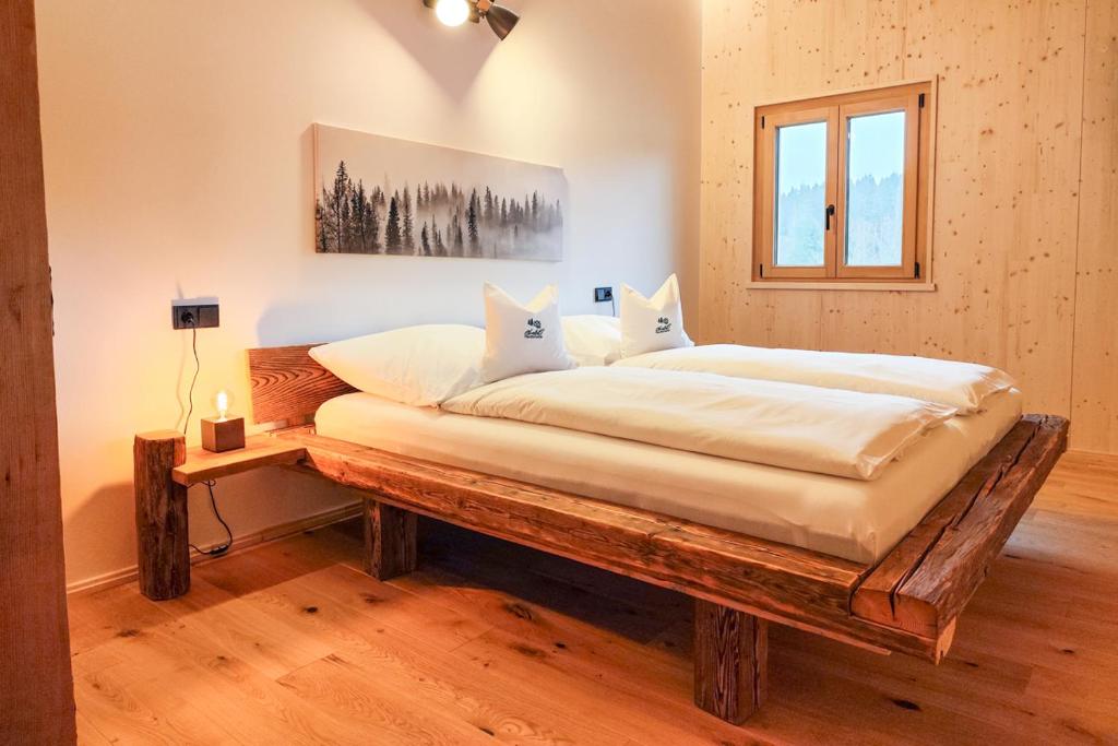 Postel nebo postele na pokoji v ubytování Chalet Flanitzmühle