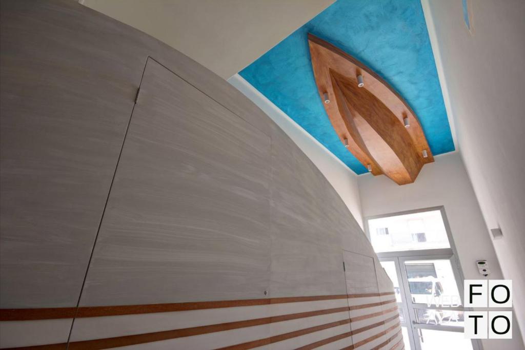 ein großes Surfbrett an der Wand in einem Zimmer in der Unterkunft Affittacamere Nemo in Polignano a Mare