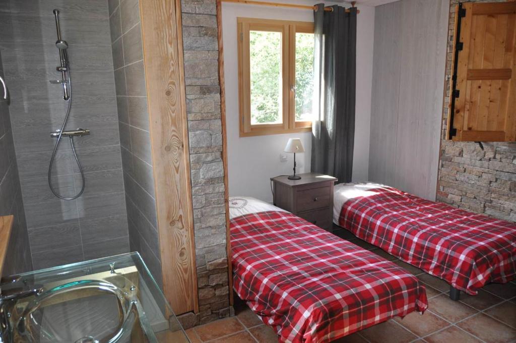 Postel nebo postele na pokoji v ubytování Appartement dans chalet 5 pièces, 14 pers, 4 ch, WiFi, jardin privé
