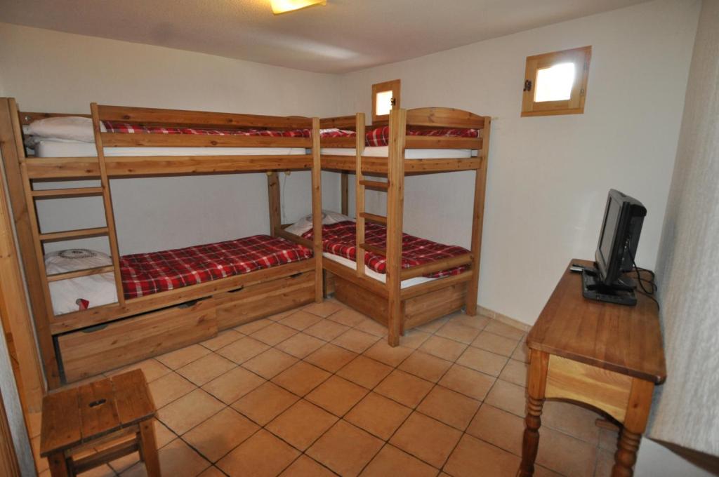 Postel nebo postele na pokoji v ubytování Appartement dans chalet 5 pièces, 14 pers, 4 ch, WiFi, jardin privé