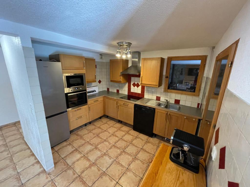 Kuchyň nebo kuchyňský kout v ubytování Appartement dans chalet 5 pièces, 14 pers, 4 ch, WiFi, jardin privé