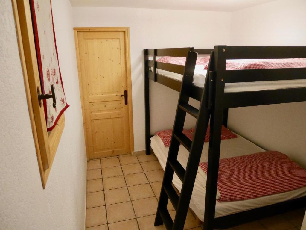 Postel nebo postele na pokoji v ubytování Appartement dans chalet 5 pièces, 14 pers, 4 ch, WiFi, jardin privé