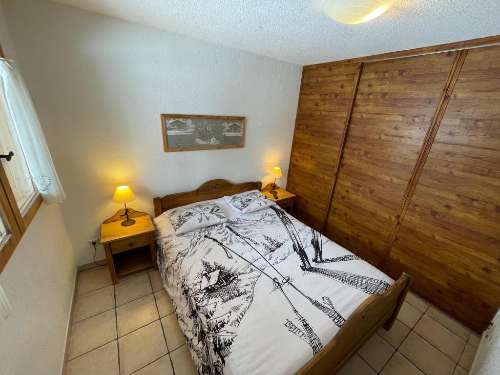 Postel nebo postele na pokoji v ubytování Appartement dans chalet 5 pièces, 14 pers, 4 ch, WiFi, jardin privé