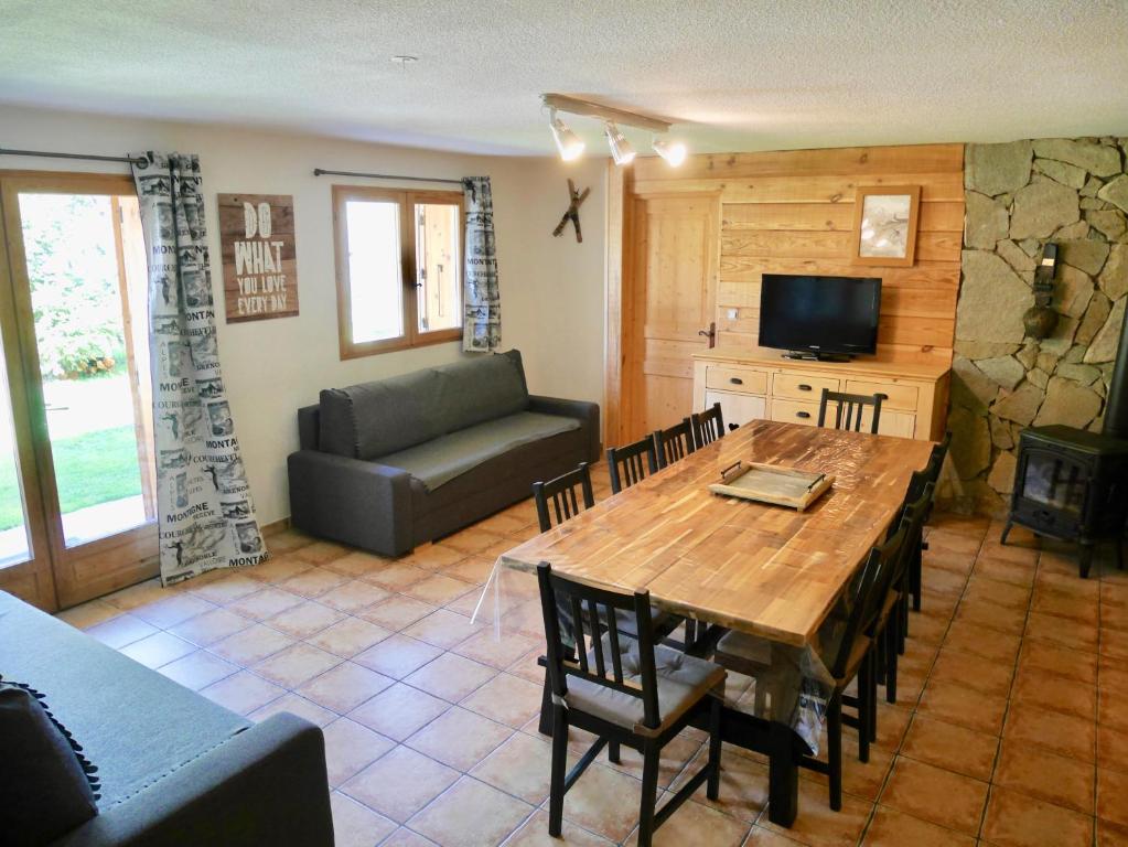 TV a/nebo společenská místnost v ubytování Appartement dans chalet 5 pièces, 14 pers, 4 ch, WiFi, jardin privé