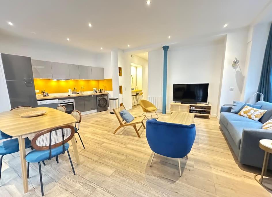 un salon avec un canapé bleu et une table dans l'établissement BASTiLLE SUNbEAM - Luxury flat 80m2 - Paris 6p 2BR, à Paris