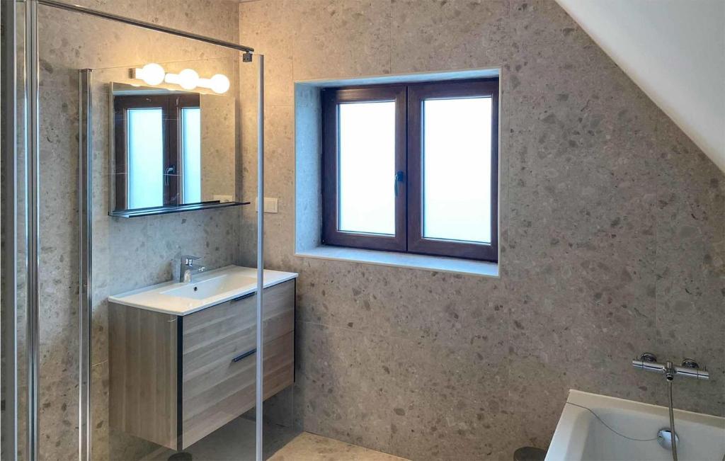 Koupelna v ubytování 4 Bedroom Awesome Home In Diksmuide