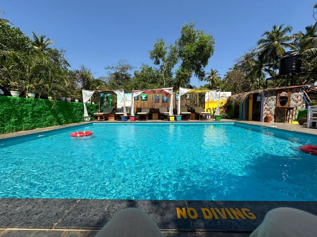 Bazén v ubytování Art Resort Goa nebo v jeho okolí