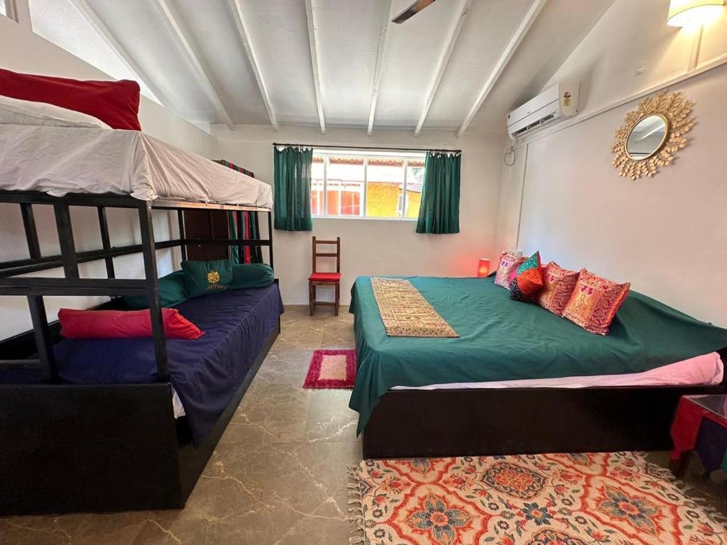Postel nebo postele na pokoji v ubytování Art Resort Goa