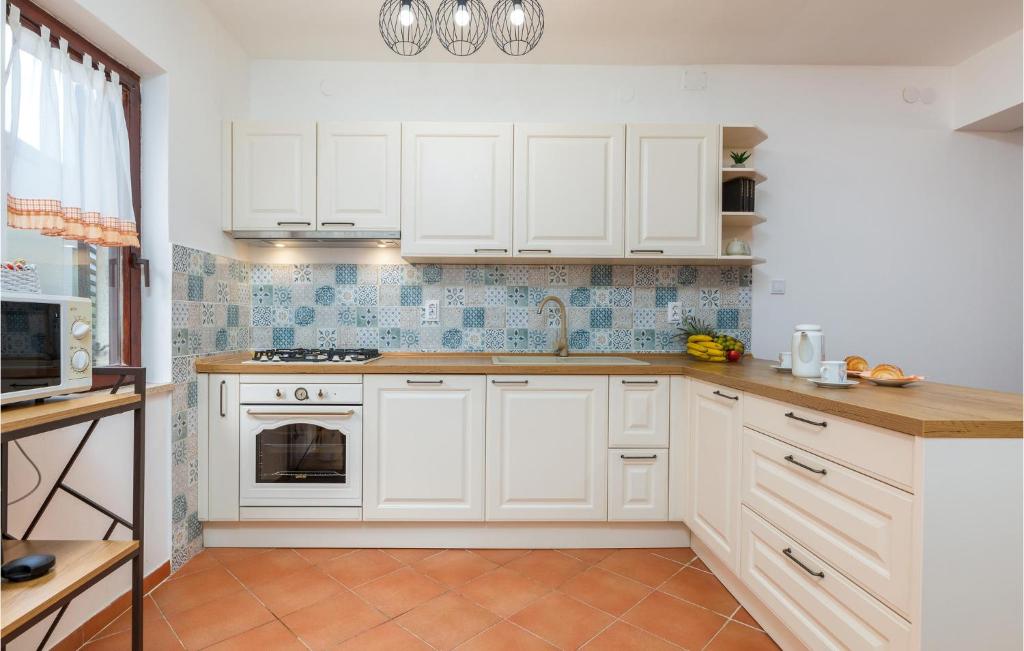 Kuchyňa alebo kuchynka v ubytovaní Four-Bedroom Apartment In Fazana