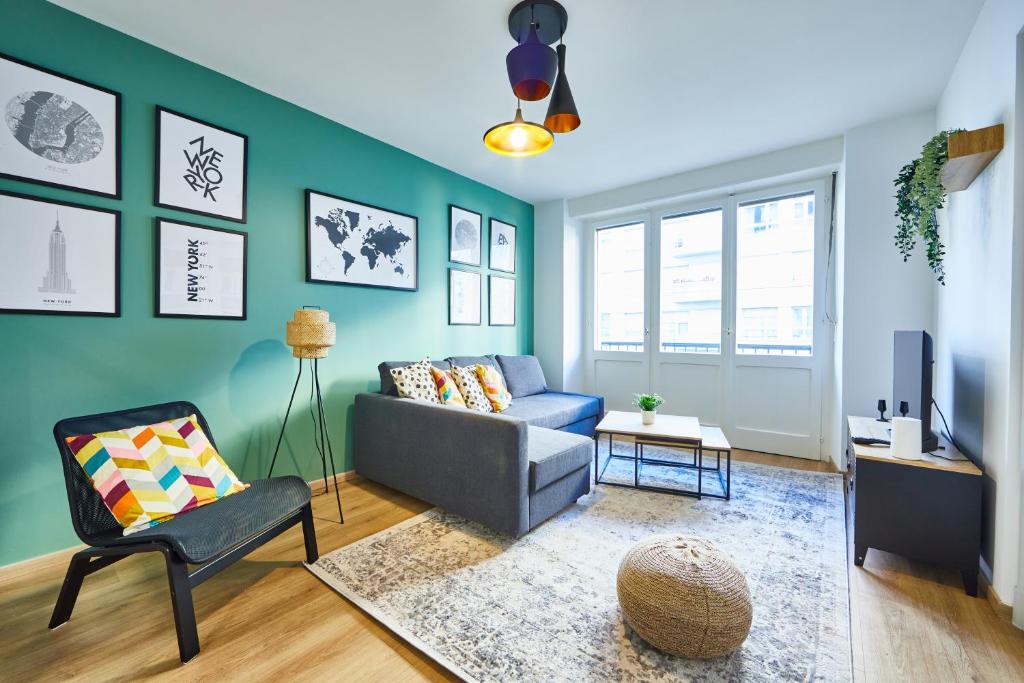 un salon avec un canapé et une chaise dans l'établissement BE-1 - Appartement F4 pour 1-6 pers 1er étage au centre de Mulhouse, à Mulhouse