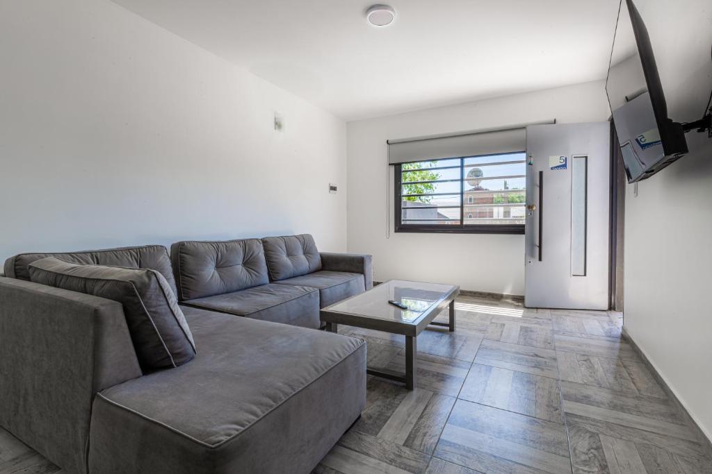 a living room with a couch and a table at Tango Departamento in Santa Teresita