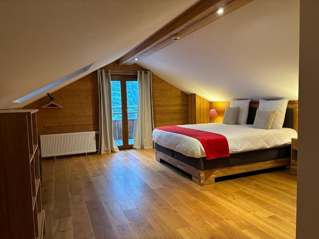 Postel nebo postele na pokoji v ubytování Hôtel des Muverans