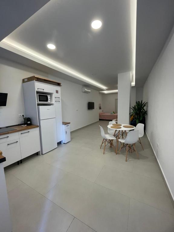 eine Küche und ein Esszimmer mit Tisch und Stühlen in der Unterkunft Luxury apartment Bella Málaga in Málaga