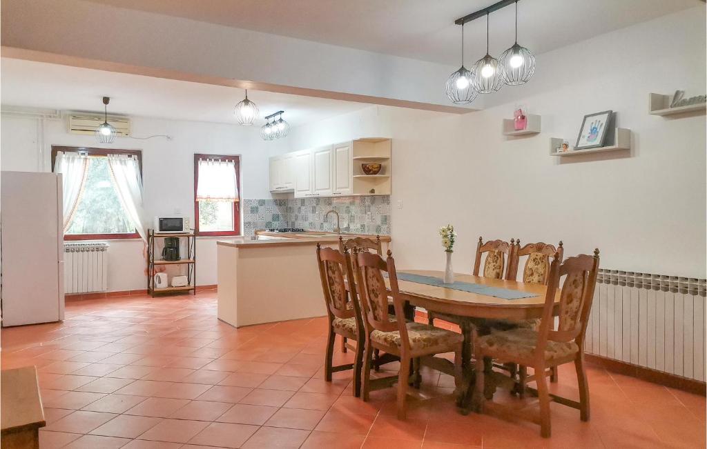 Kuchyňa alebo kuchynka v ubytovaní Four-Bedroom Apartment In Fazana
