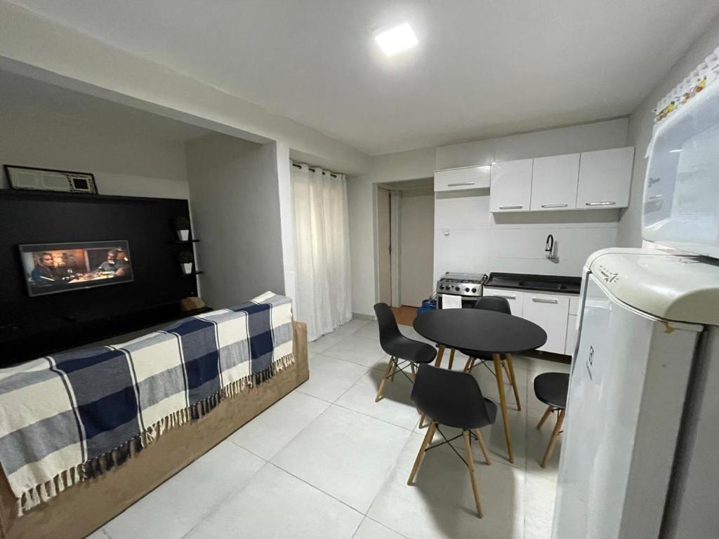 Η κουζίνα ή μικρή κουζίνα στο Casa fundos Eco City 03 Simples e Confortável com 2 Quartos e Garagem